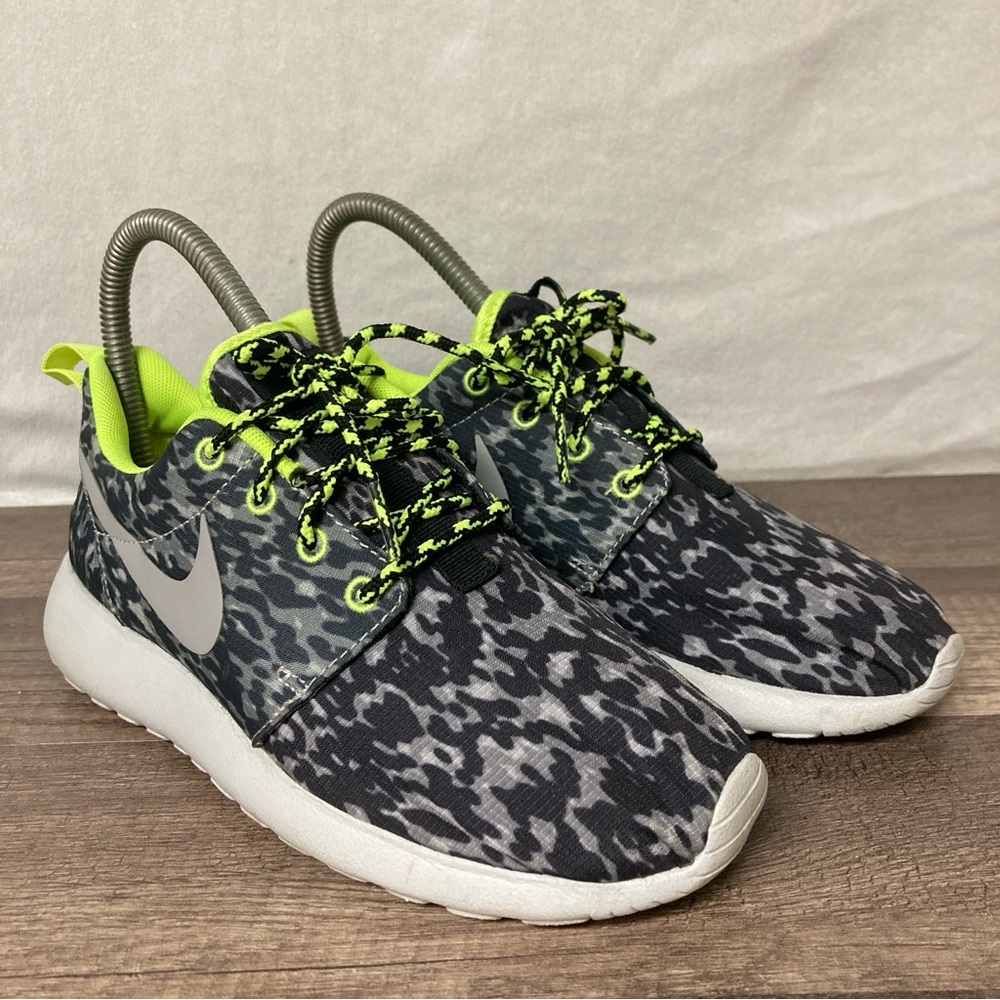 Nike Roshe Run Women’s Black and Gray Sneakers Camouflage Design neón Yellow 5 - Picture 1 of 13